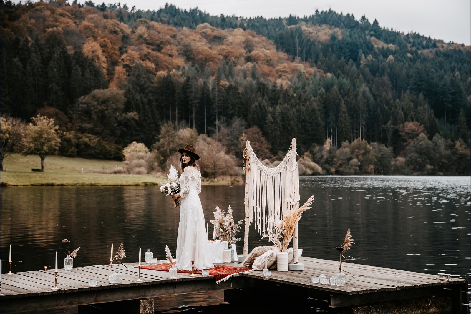 Braut im Bohemian Brautkleid. Schooting am See.